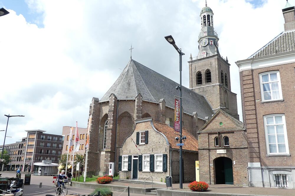 De Van Gogh Kerk aan de Markt in Etten-Leur, gezien vanaf de zijkant met de toren prominent in beeld