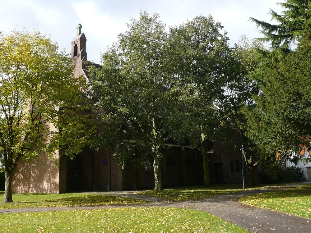Groen grasveld met bomen en wandelpad in het Oderkerkpark, het stadspark van Etten-Leur